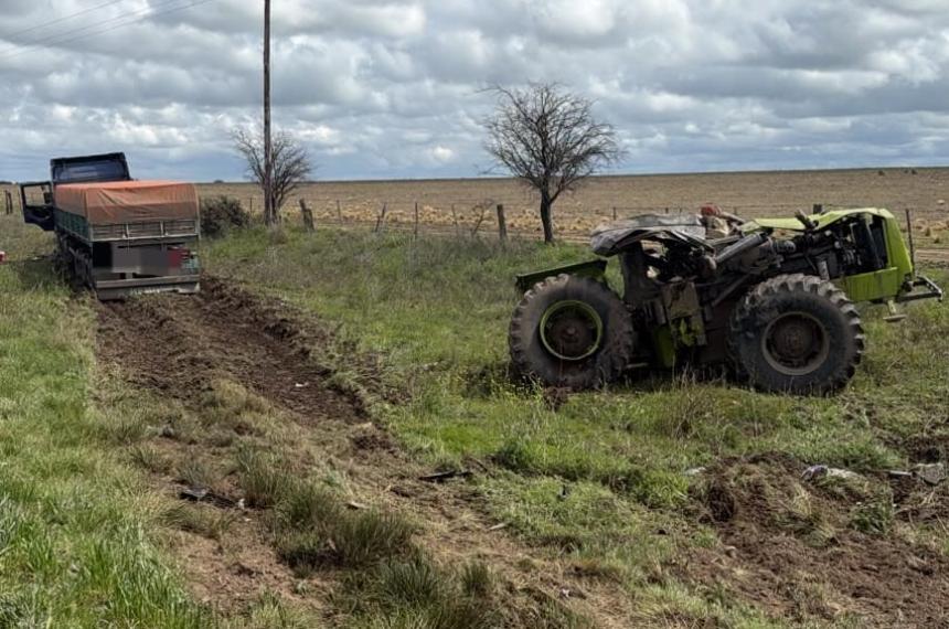 Dos heridos graves por un choque entre un camión y un tractor