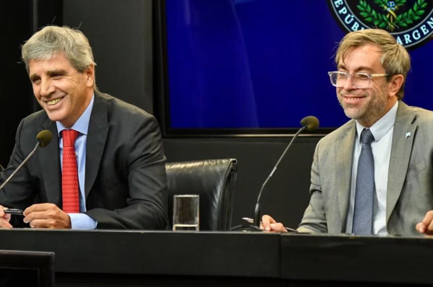 El ministro de Economía Luis Caputo junto al secretario de Finanzas Federico Furiase