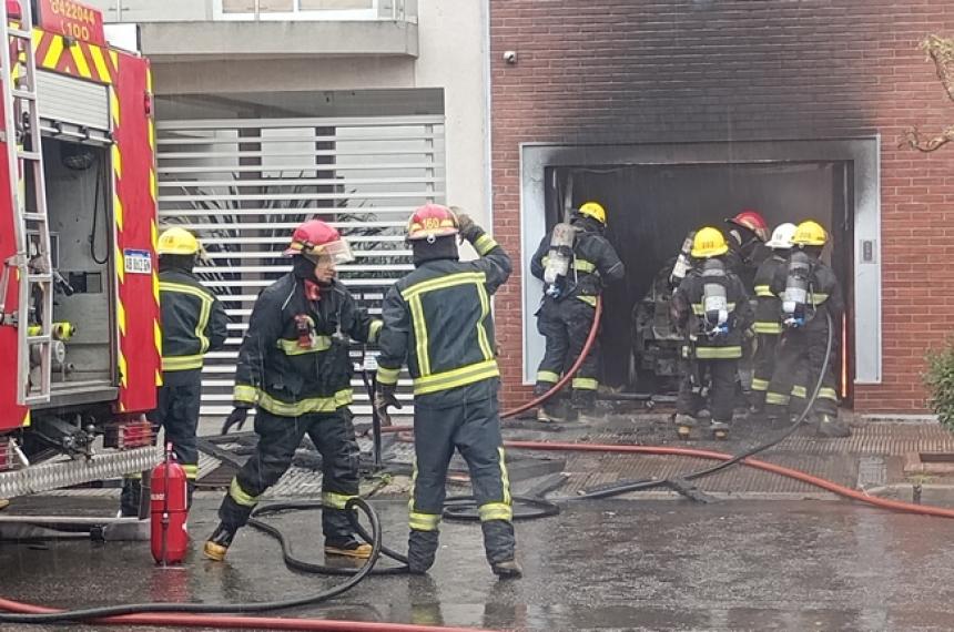 A pesar del trabajo de los bomberos el auto sufrió pérdidas totales