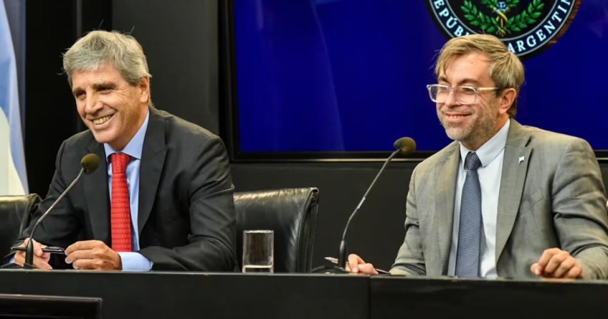 El ministro de Economía Luis Caputo junto al secretario de Finanzas Federico Furiase