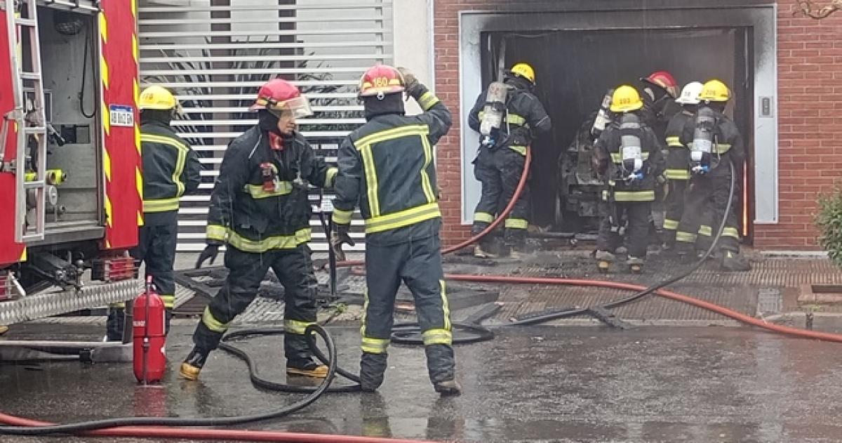 A pesar del trabajo de los bomberos el auto sufrió pérdidas totales