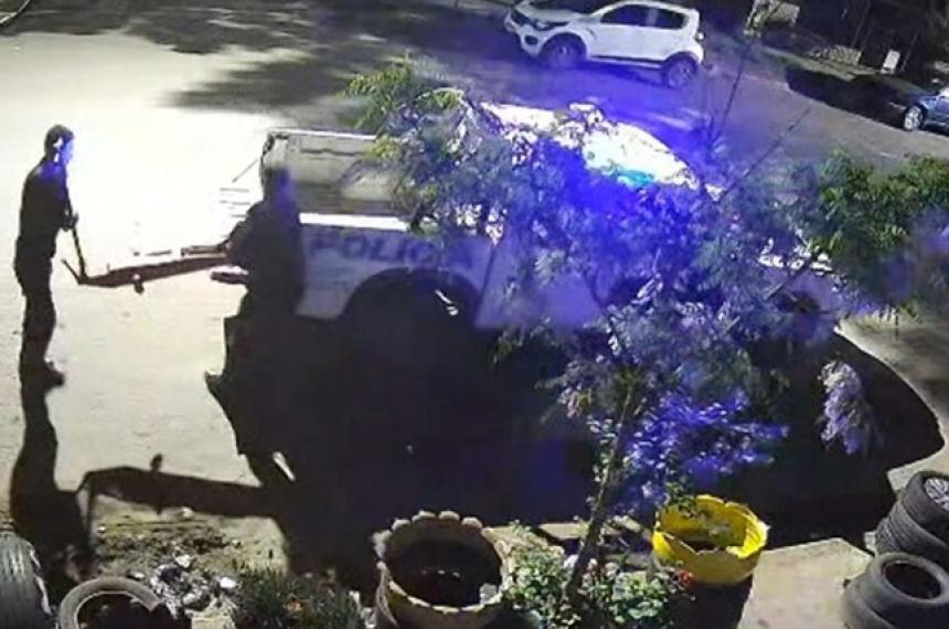 Los policías se llevaron el gato hidr�ulico y quearon filmados por las c�maras