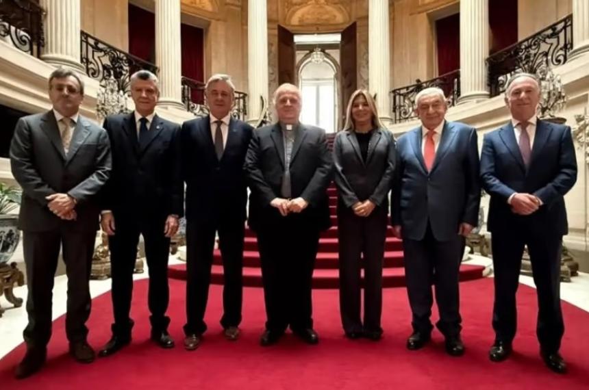 Representantes del G-6 junto al monseñor Michael Wallace Banach