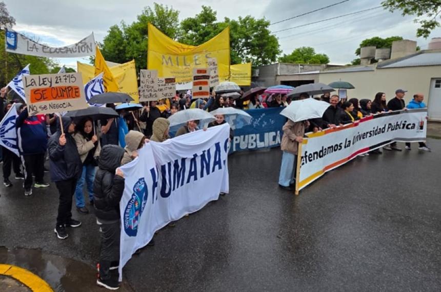 A pesar de la lluvia la movilización se realizó por el centro de General Pico