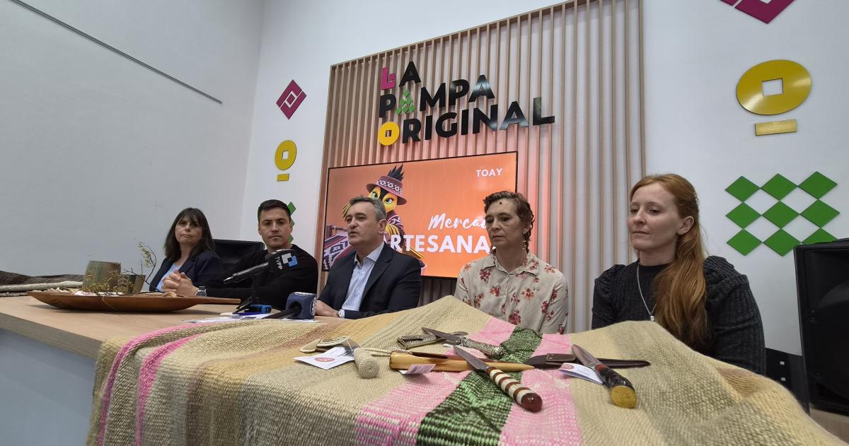 Ariel Rojas y el secretario Sa�l Echeveste hicieron el anuncio