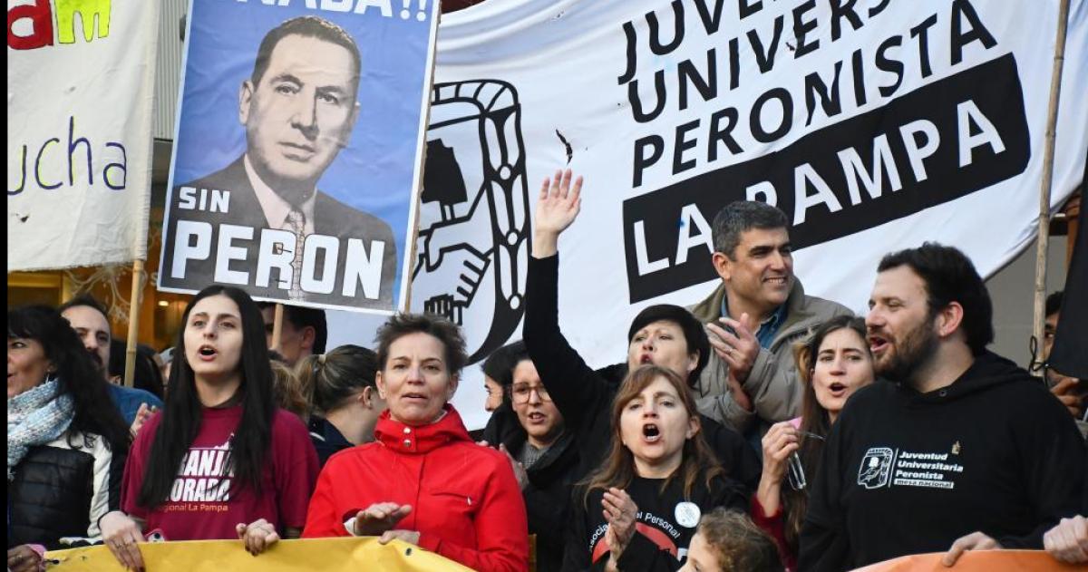 El senador Daniel Bensus�n una de las referencias políticas que acompañó a la comunidad universitaria