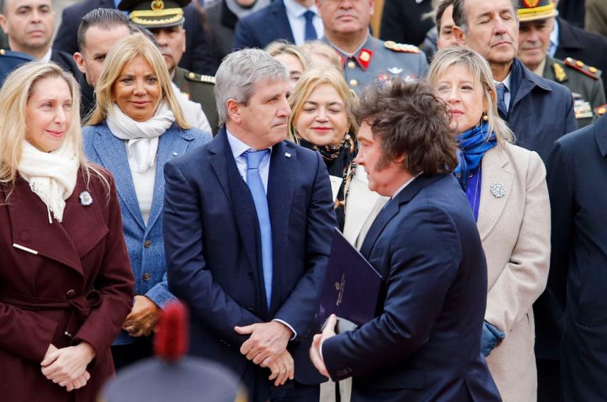 Caputo y los hermanos Javier y Karina Milei