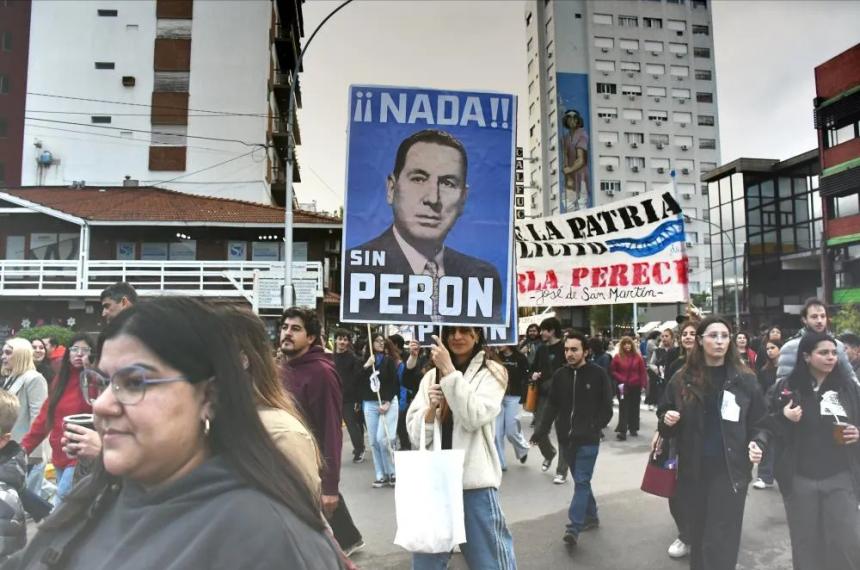La marcha universitaria copó las calles santarroseñas