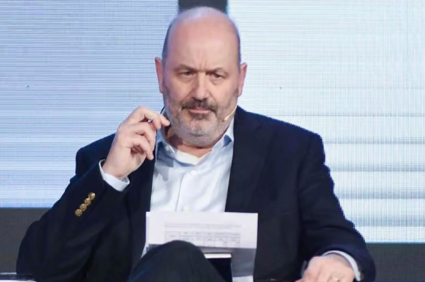 El ministro de Desregulación y Transformación del Estado Federico Sturzeneggeravanza con sus reformas