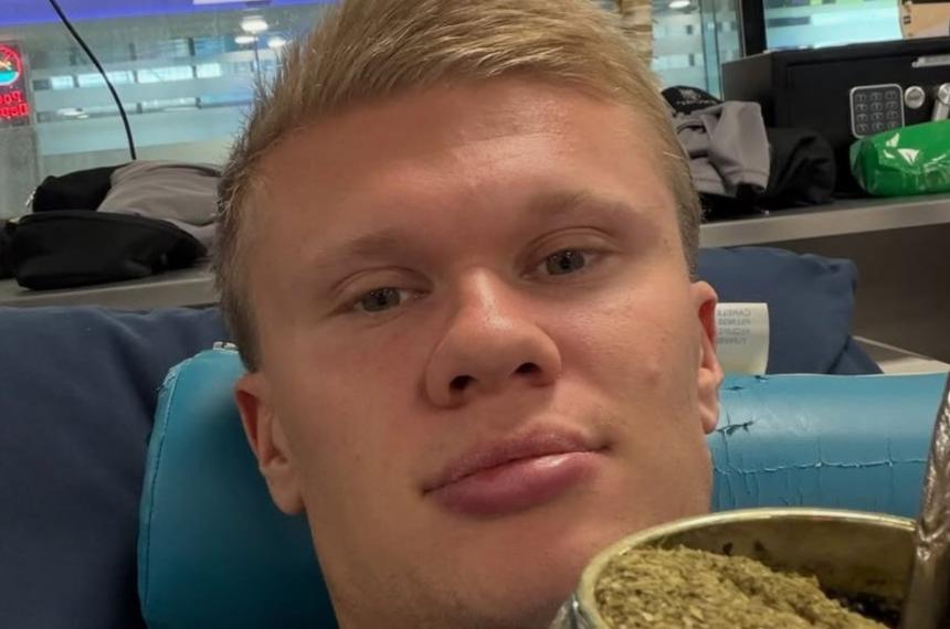 Erling Haaland subió una selfie con un mate en la mano