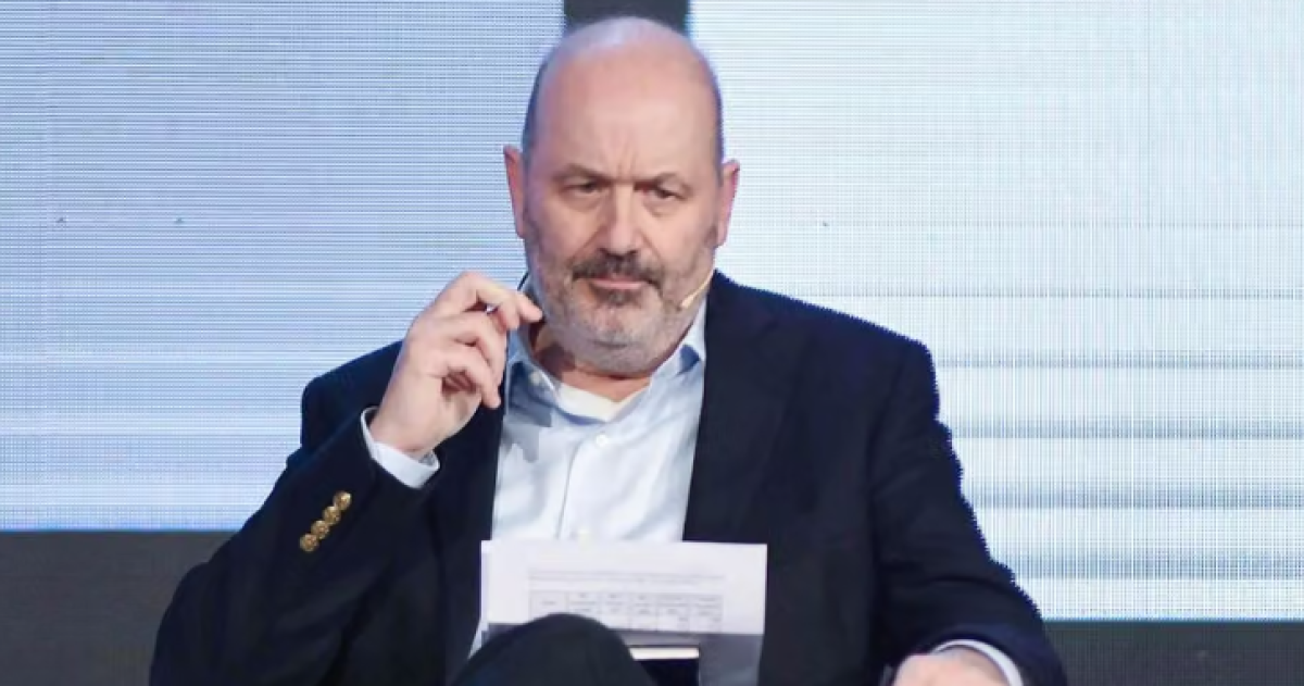 El ministro de Desregulación y Transformación del Estado Federico Sturzeneggeravanza con sus reformas