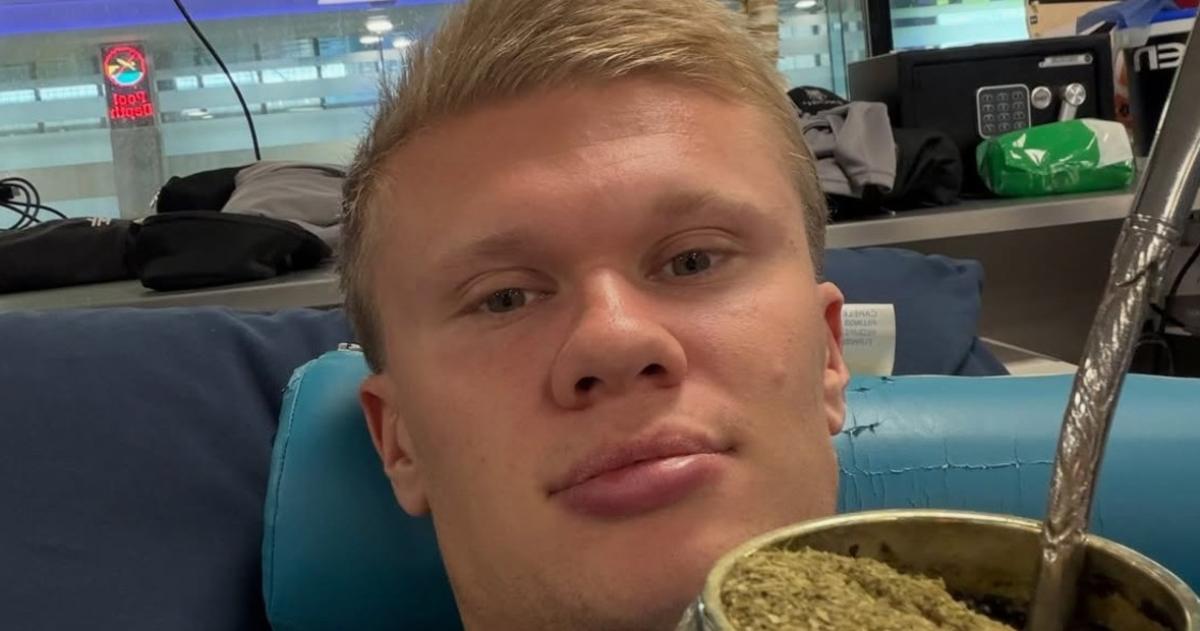 Erling Haaland subió una selfie con un mate en la mano