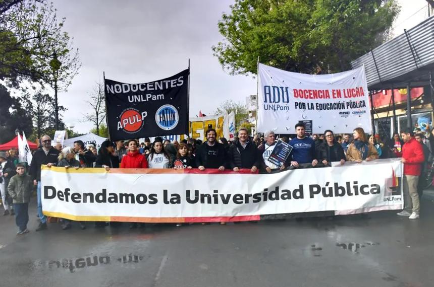 La universidad se defiende en las calle