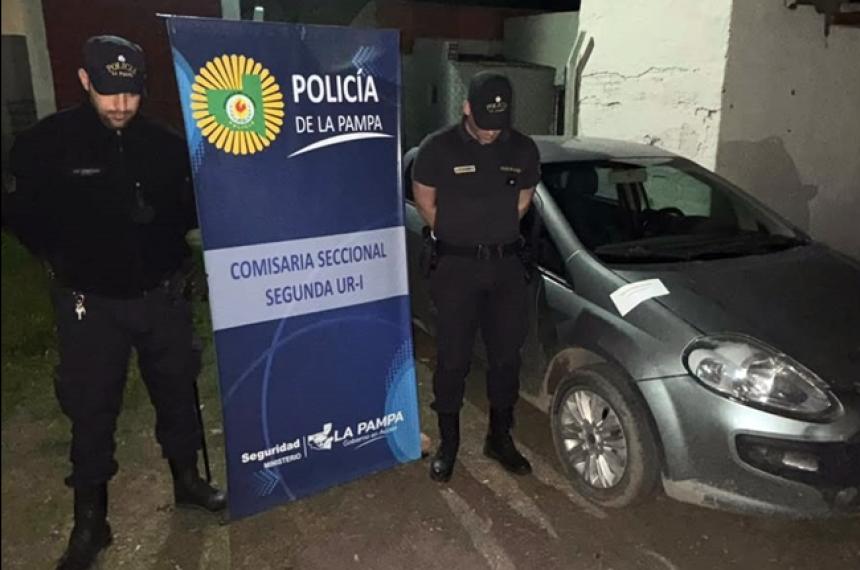La policía secuestró el auto utilizado para cargar los adoquines