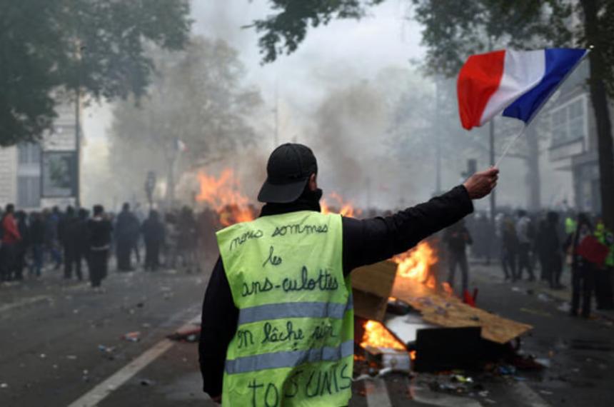 El Gobierno de Macron decretó toques de queda parciales tras saqueos y desmanes