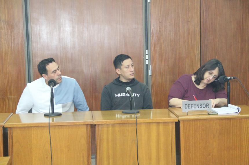 Los dos policiías dijeron que pensaban devolver el elemento