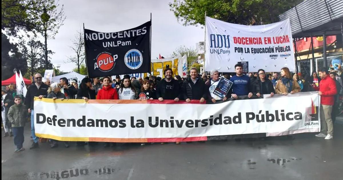 La universidad se defiende en las calle