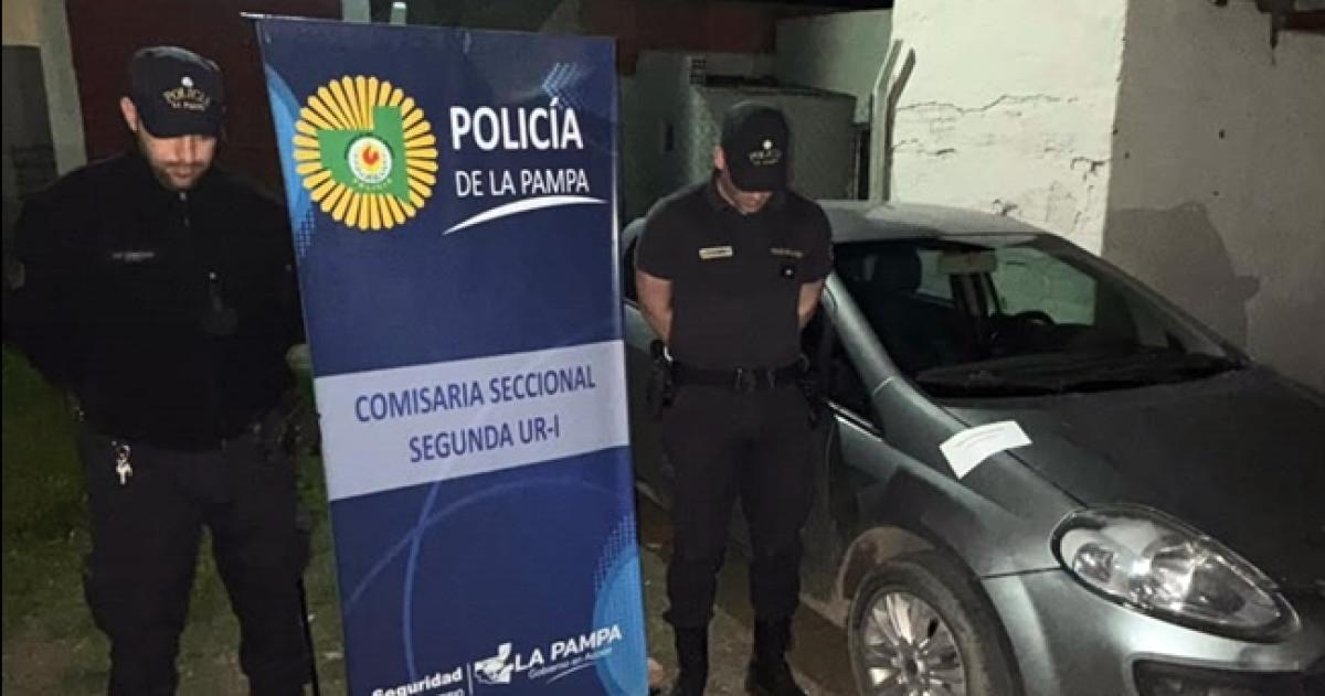 La policía secuestró el auto utilizado para cargar los adoquines