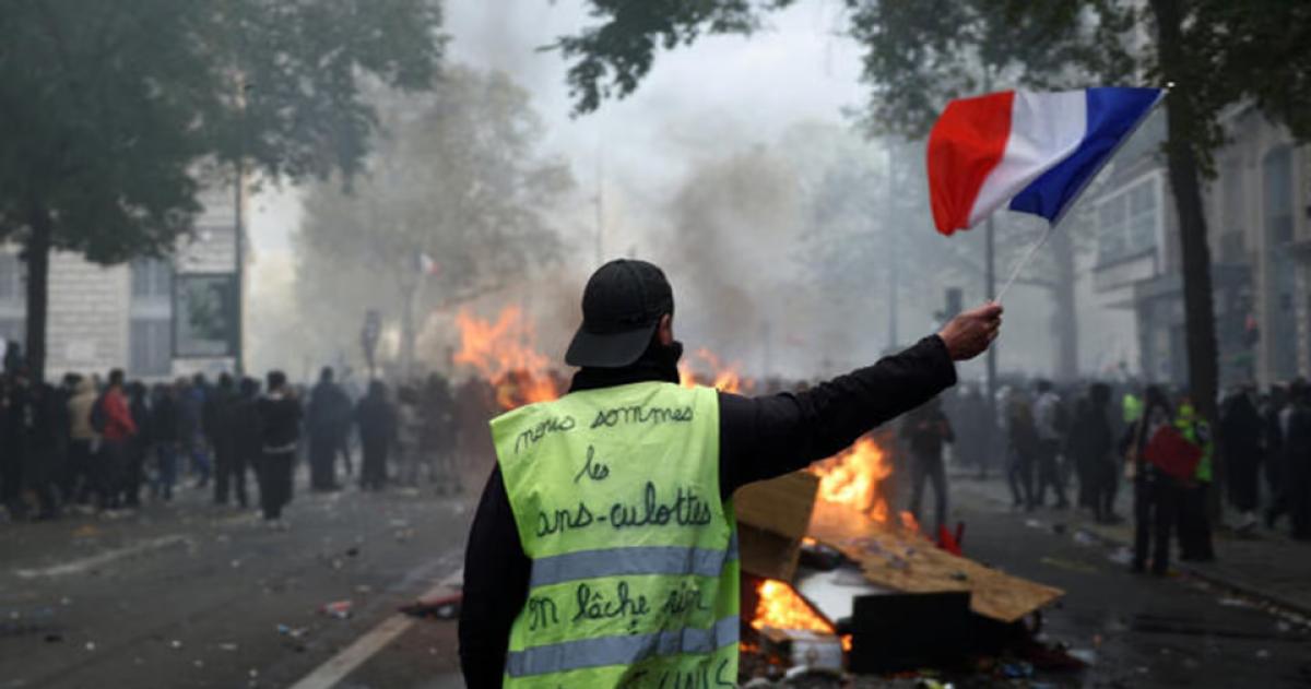 El Gobierno de Macron decretó toques de queda parciales tras saqueos y desmanes