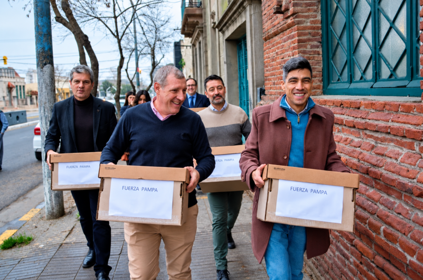 La dirigencia de Fuerza Pampa cuando formalizó afiliaciones