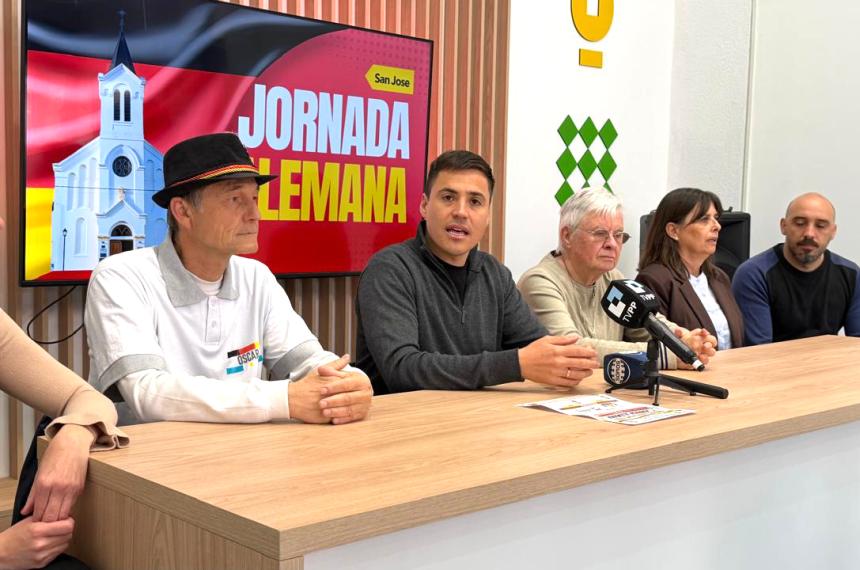 Autorizades y organización al hacer el anuncio de las actividades