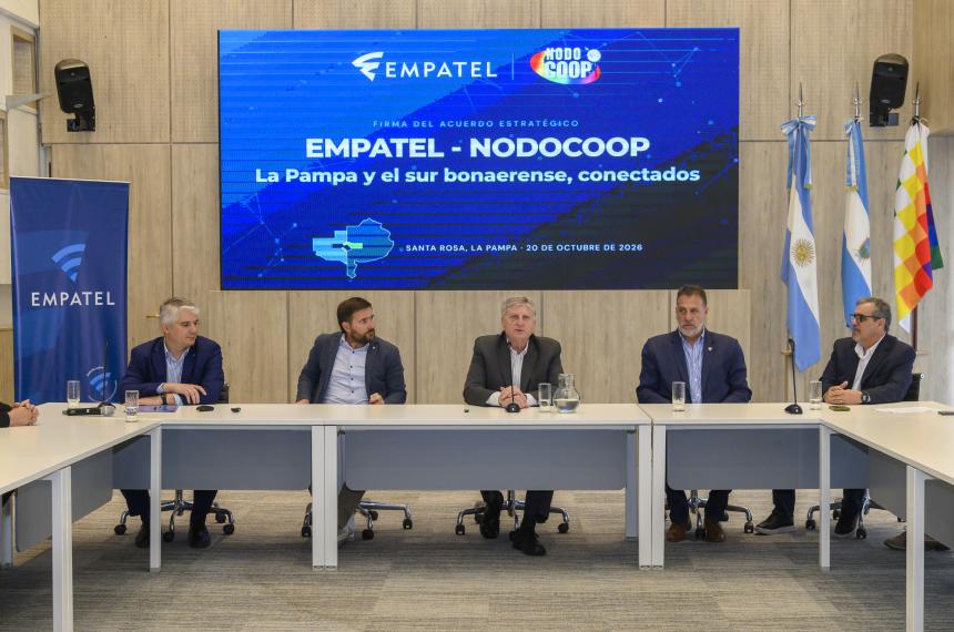La firma del acuerdo estuvo encabezada por el Gobernador Ziliotto