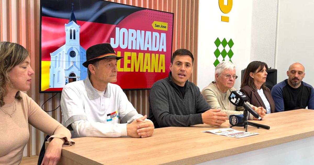 Autorizades y organización al hacer el anuncio de las actividades