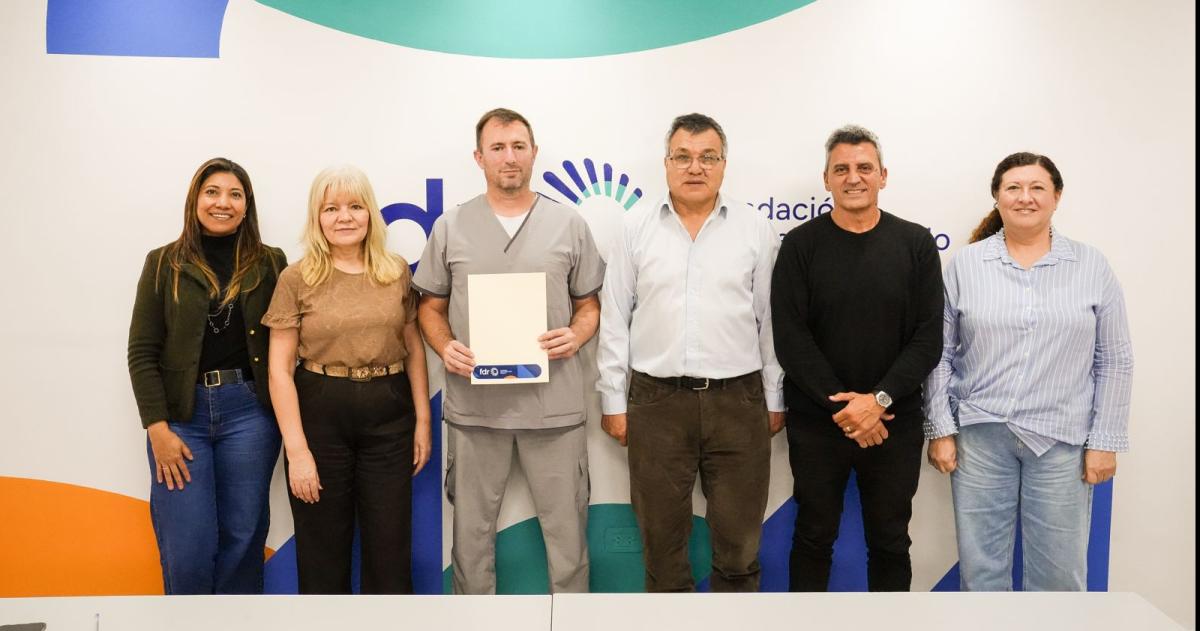De la entrega participaron representantes del Departamento Ejecutivo Municipal del Concejo Deliberante y de la Fundación para el Desarrollo Regional
