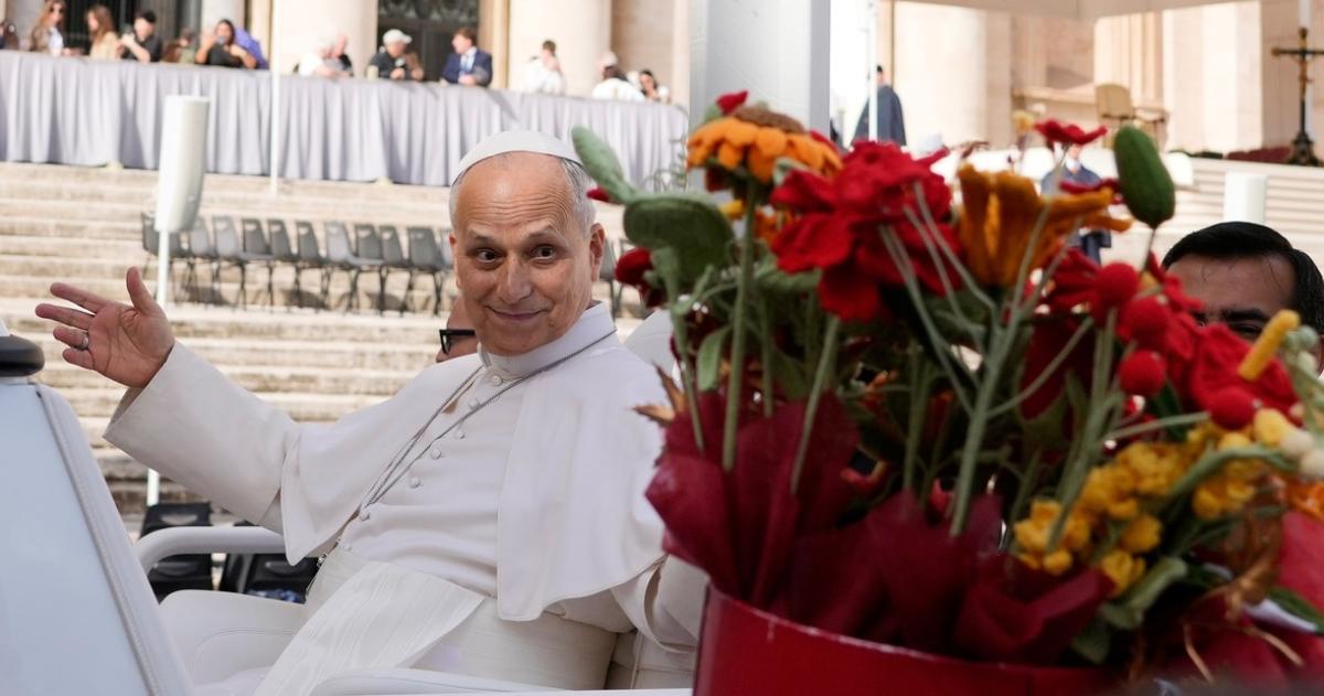 El Papa León XIV recibe flores en la Plaza San Pedro