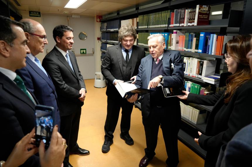 Javier Milei junto a Ravier y al profesor Jes�s Huerta de Soto visitaron la sección de la biblioteca de la Universidad Rey Juan Carlos dedicada a la Escuela Austriaca que incluye sus obras