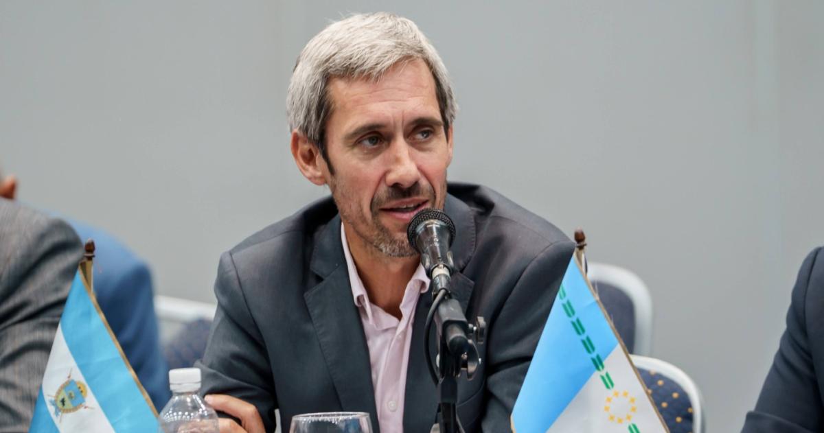 Hace política con datos falsos y mentiras