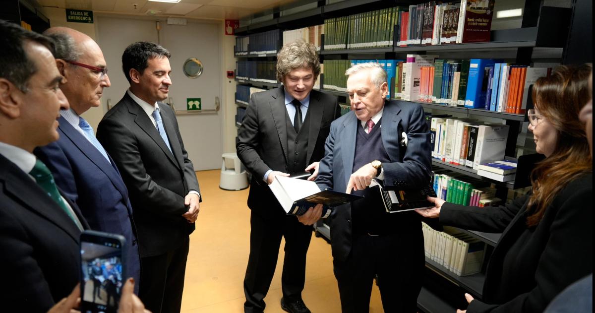 Javier Milei junto a Ravier y al profesor Jes�s Huerta de Soto visitaron la sección de la biblioteca de la Universidad Rey Juan Carlos dedicada a la Escuela Austriaca que incluye sus obras