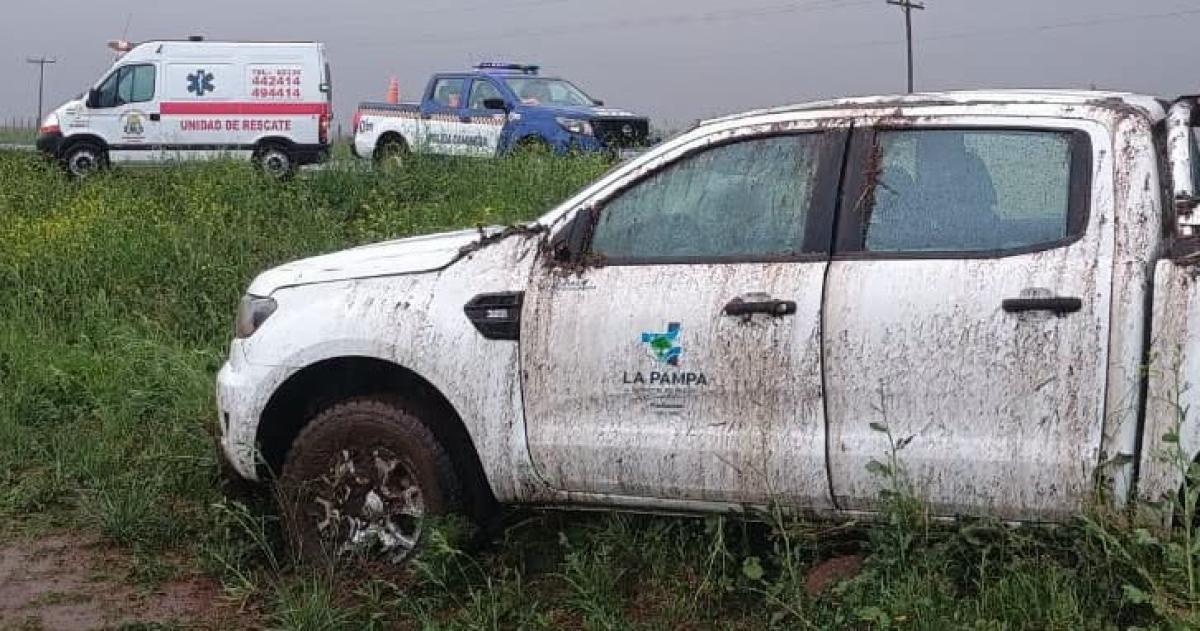 La camioneta del Gobierno volcó en la Ruta Nacional 35 a la altura del kilómetro 534 (foto IR Noticias Huinca Renancó)