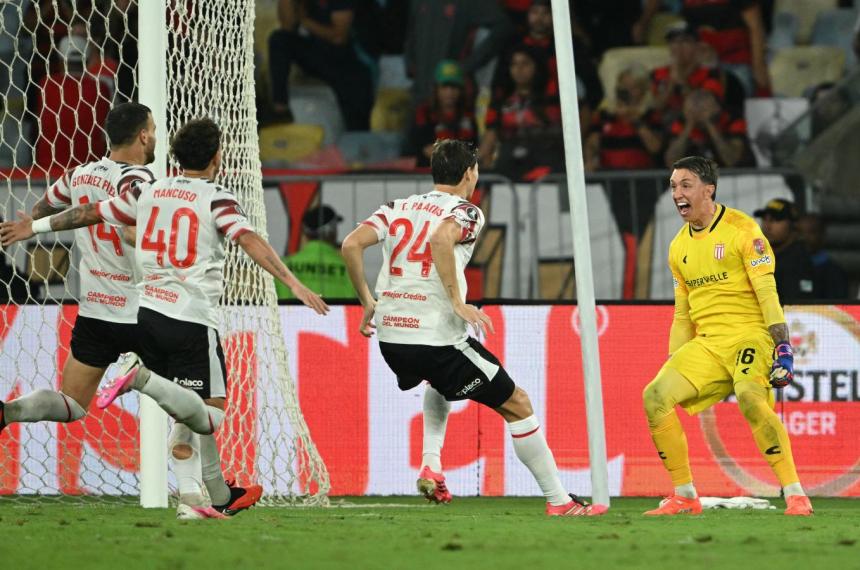 El pampeano Palacios correa a abrazar a Muslera el héroe de la noche para Estudiantes
