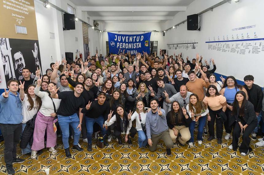 La dirigencia de la Juventud Peronista con el gobernador Sergio Ziliotto