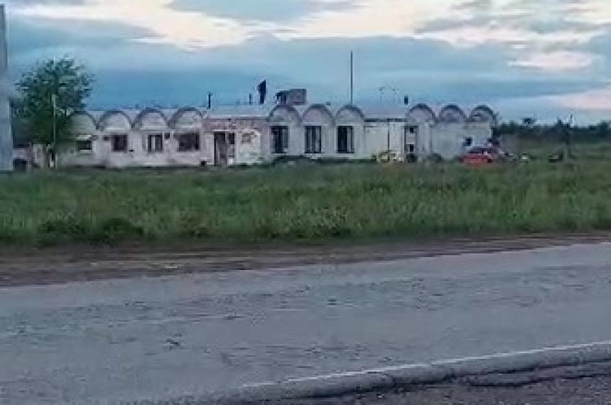 El edificio del ACA  fue ocupado por familias que llegaron a la localidad