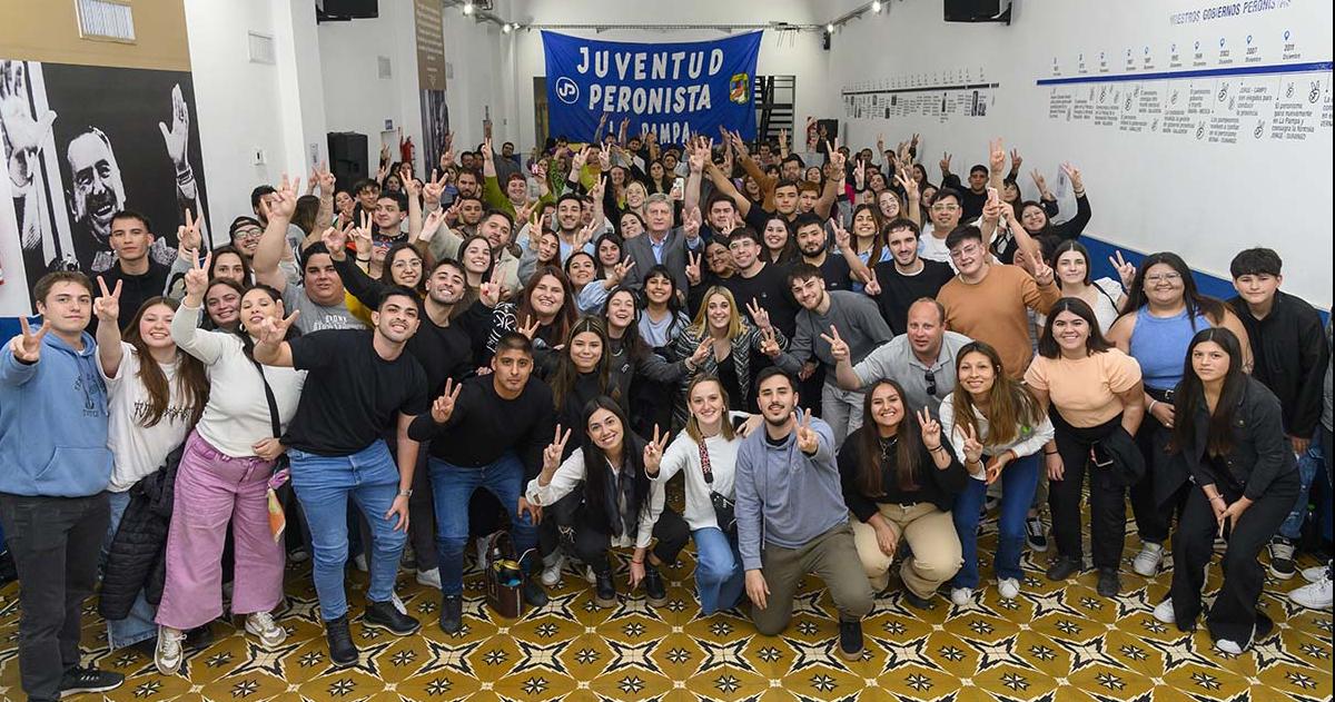 La dirigencia de la Juventud Peronista con el gobernador Sergio Ziliotto