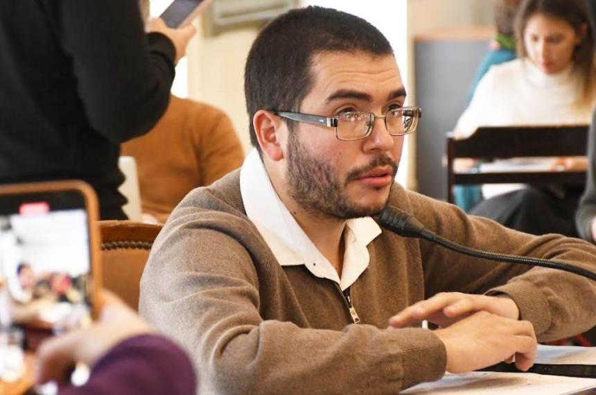 El intendente insiste en cobrar impuestos como si fuera gobernador prob�ndose un traje que no tiene expresó