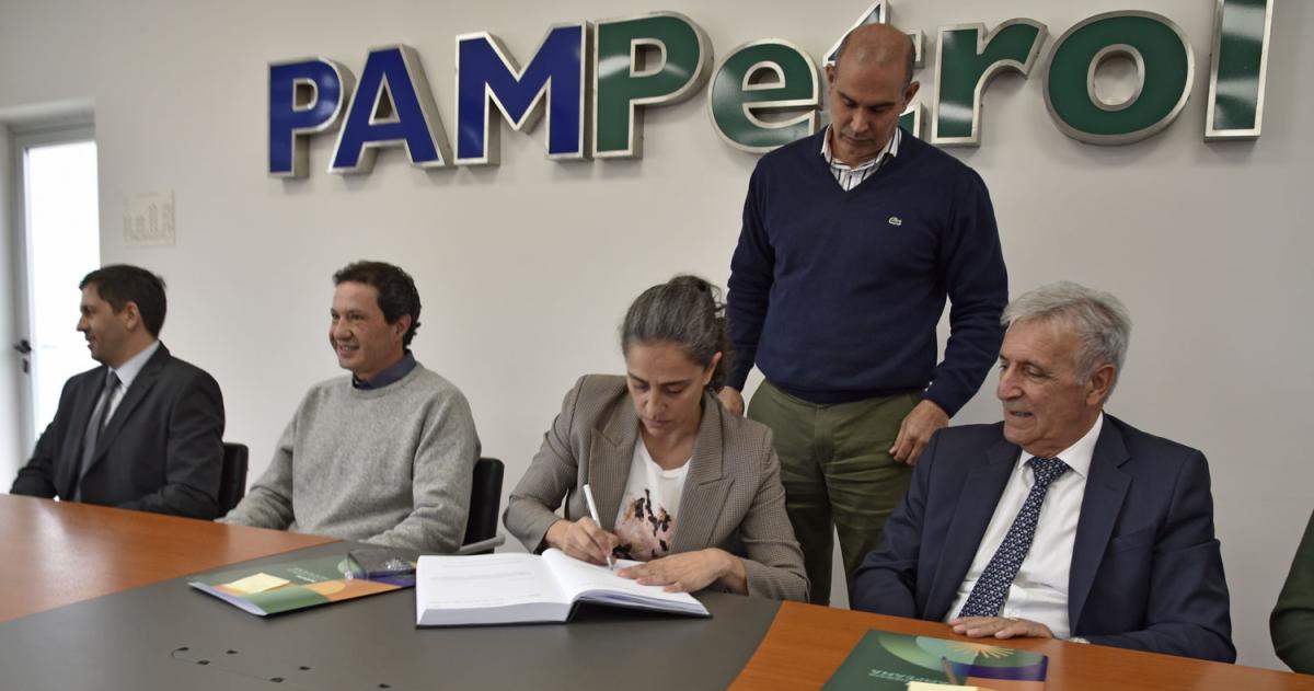 Los contratos se firmaron este viernes en las oficinas de Pampetrol