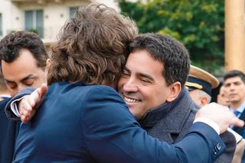 El vocero presidencial abrazado con el presidente