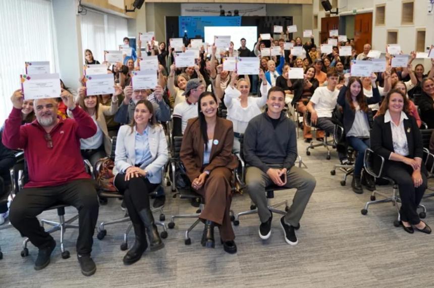 La entrega de certificados se hizo en Casa de Gobierno