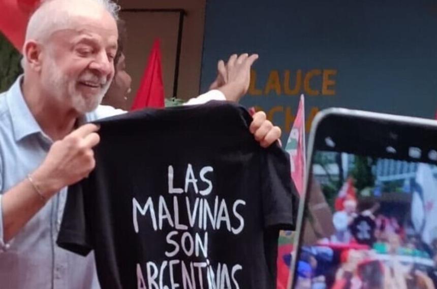 Lula en campaña con una remera de Las Malvinas Son Argentinas