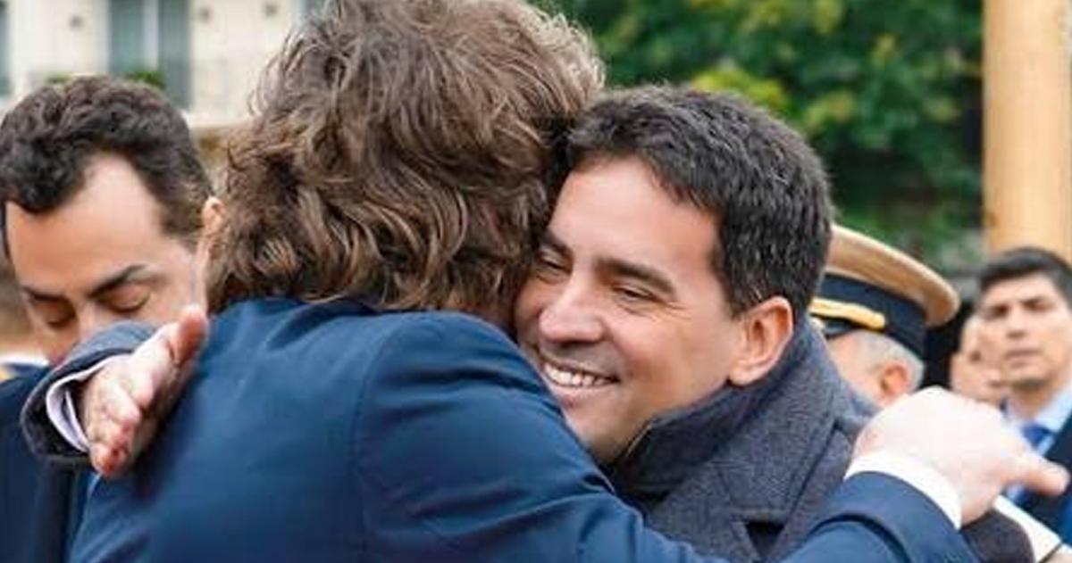 El vocero presidencial abrazado con el presidente