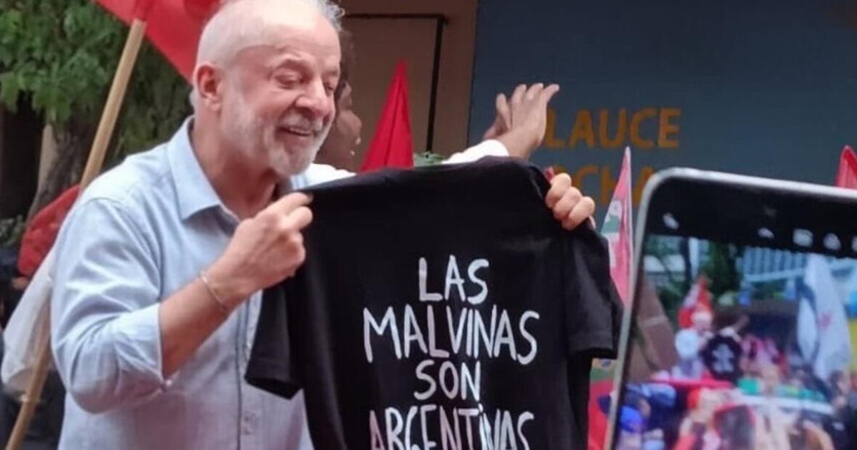 Lula en campaña con una remera de Las Malvinas Son Argentinas