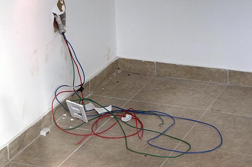 Arrancaron tomacorrientes cajas eléctricas y plafones de iluminación