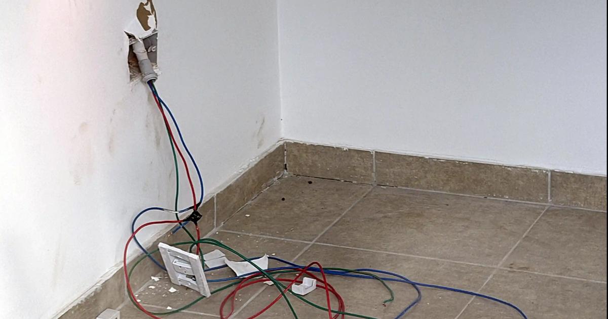 Arrancaron tomacorrientes cajas eléctricas y plafones de iluminación