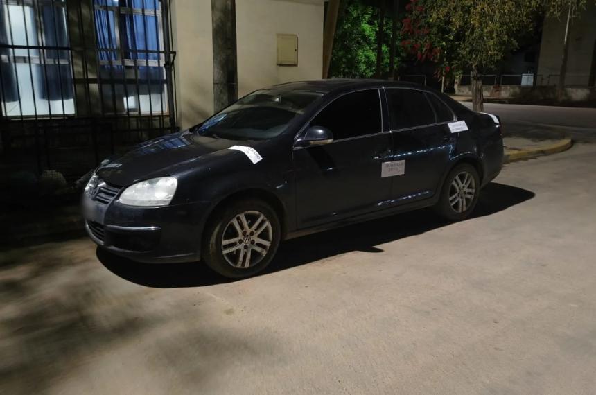El conductor alcoholizado circulaba en zigzag en un Volkswagen Vento