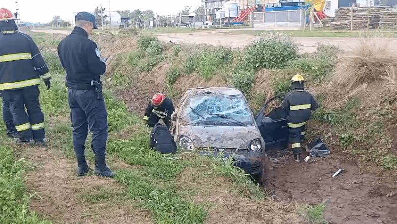 El conductor del auto fue trasladado al hospital con una fractura
