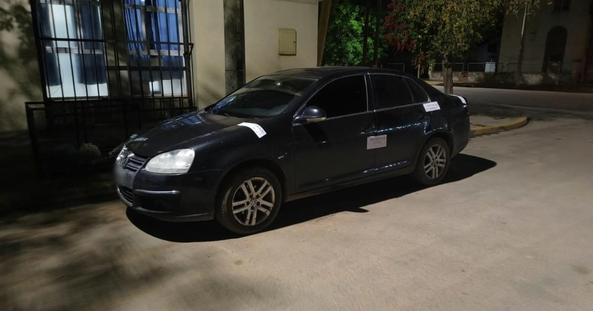El conductor alcoholizado circulaba en zigzag en un Volkswagen Vento