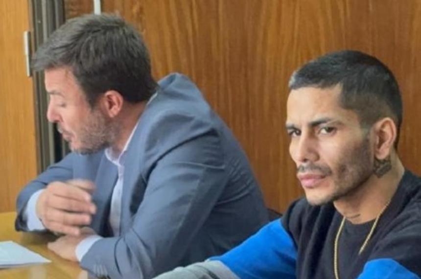 El imputado Mauricio Bajo junto a su abogado Martín Herrero Galvagno